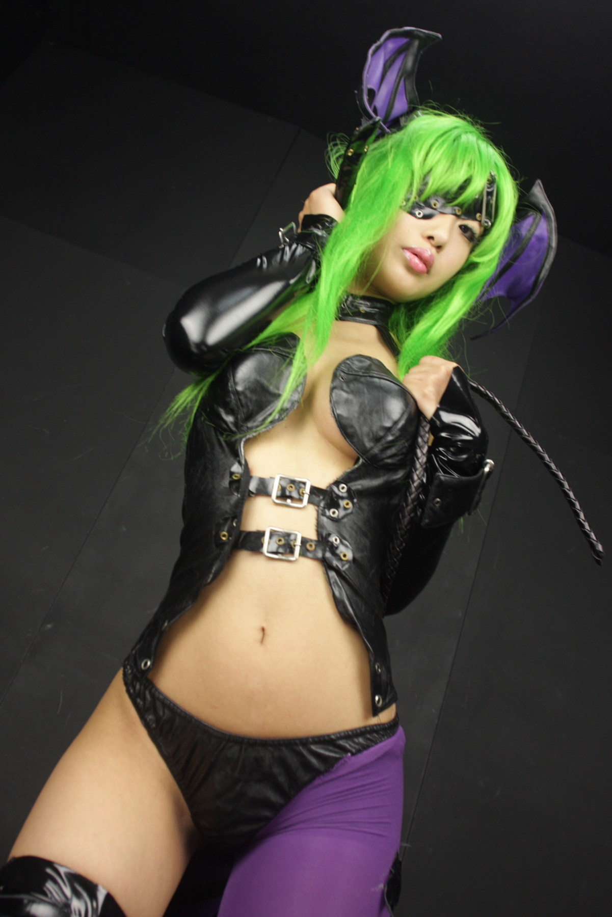 [Cosplay]  Darkstalkers  Morrigan with great body in latex